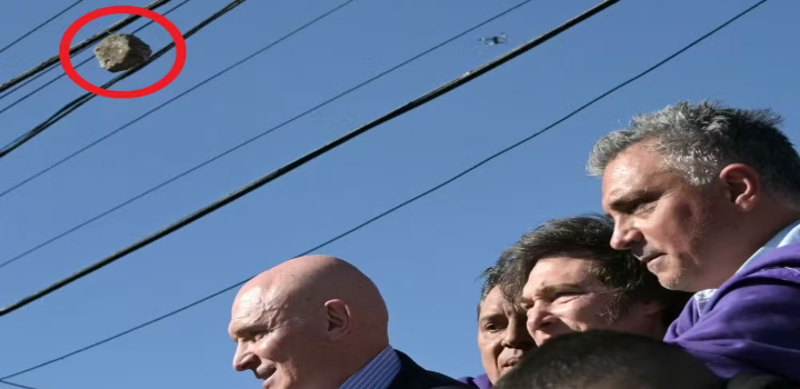 Presidente argentino Javier Milei é retirado de carreata após ataques com pedras em Buenos Aires. Governo acusa kirchneristas; episódio ocorre em meio a crise política.