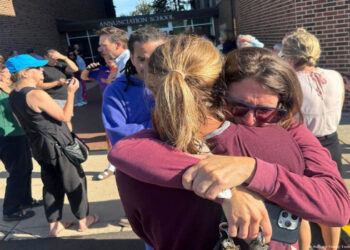 Um ataque a tiros durante uma missa em uma escola católica de Minneapolis resultou na morte de duas crianças e deixou 17 feridos. O FBI investiga o caso, perpetrado por uma mulher de 23 anos, como um ato de terrorismo doméstico e crime de ódio religioso.