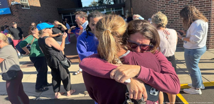 Um ataque a tiros durante uma missa em uma escola católica de Minneapolis resultou na morte de duas crianças e deixou 17 feridos. O FBI investiga o caso, perpetrado por uma mulher de 23 anos, como um ato de terrorismo doméstico e crime de ódio religioso.