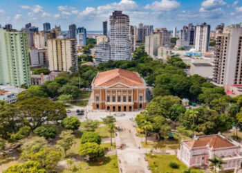 Deputados aprovam projeto que transfere simbolicamente a capital do Brasil para Belém durante a COP30, reforçando o compromisso nacional com o debate climático.