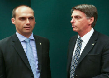 Mensagens do celular de Jair Bolsonaro revelam detalhes da operação de Eduardo nos EUA, brigas entre pai e filho, a estratégia de Silas Malafaia para pressionar o STF e um pedido de asilo à Argentina.