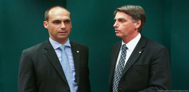 Mensagens do celular de Jair Bolsonaro revelam detalhes da operação de Eduardo nos EUA, brigas entre pai e filho, a estratégia de Silas Malafaia para pressionar o STF e um pedido de asilo à Argentina.