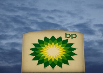 A BP anunciou sua maior descoberta de petróleo e gás em 25 anos, localizada na Bacia de Santos, no pré-sal brasileiro. A ação da empresa subiu 1,4% com a notícia.