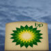 A BP anunciou sua maior descoberta de petróleo e gás em 25 anos, localizada na Bacia de Santos, no pré-sal brasileiro. A ação da empresa subiu 1,4% com a notícia.