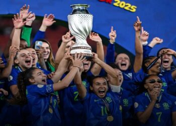 Brasil é eneacampeão da Copa América Feminina após empate em 4 a 4 com a Colômbia e vitória nos pênaltis. Marta brilha e Lorena decide com defesa salvadora.