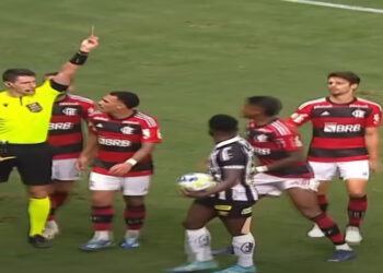 Bruno Henrique, do Flamengo, é denunciado pelo STJD por suposta manipulação de cartões para favorecer apostadores. Caso envolve familiares e pode render até dois anos de suspensão.