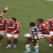 Bruno Henrique, do Flamengo, é denunciado pelo STJD por suposta manipulação de cartões para favorecer apostadores. Caso envolve familiares e pode render até dois anos de suspensão.