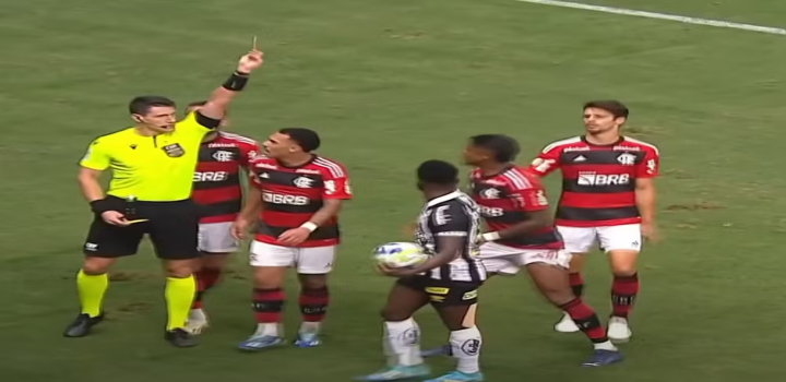 Bruno Henrique, do Flamengo, é denunciado pelo STJD por suposta manipulação de cartões para favorecer apostadores. Caso envolve familiares e pode render até dois anos de suspensão.