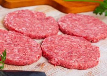 Carne bovina bate recorde de preço nos EUA e chega a R$ 150 o quilo. Seca, restrições ao México e tarifas contra o Brasil criam cenário de crise para produtores e consumidores norte-americanos.