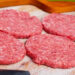 Carne bovina bate recorde de preço nos EUA e chega a R$ 150 o quilo. Seca, restrições ao México e tarifas contra o Brasil criam cenário de crise para produtores e consumidores norte-americanos.