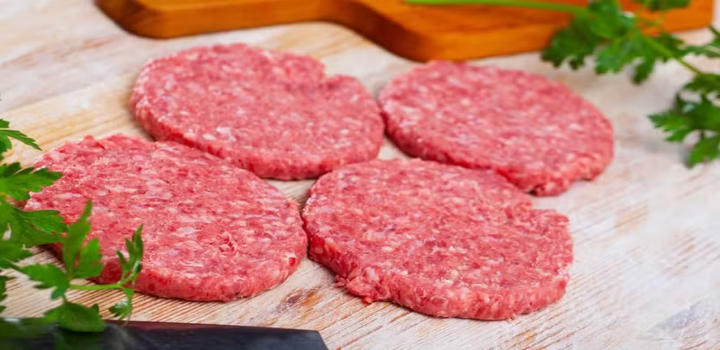 Carne bovina bate recorde de preço nos EUA e chega a R$ 150 o quilo. Seca, restrições ao México e tarifas contra o Brasil criam cenário de crise para produtores e consumidores norte-americanos.