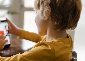 Projeto de Lei 2.628/2022, conhecido como ECA Digital, estabelece regras para proteger crianças e adolescentes nas redes sociais, incluindo verificação de idade, supervisão parental e restrições à publicidade direcionada.