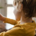 Projeto de Lei 2.628/2022, conhecido como ECA Digital, estabelece regras para proteger crianças e adolescentes nas redes sociais, incluindo verificação de idade, supervisão parental e restrições à publicidade direcionada.