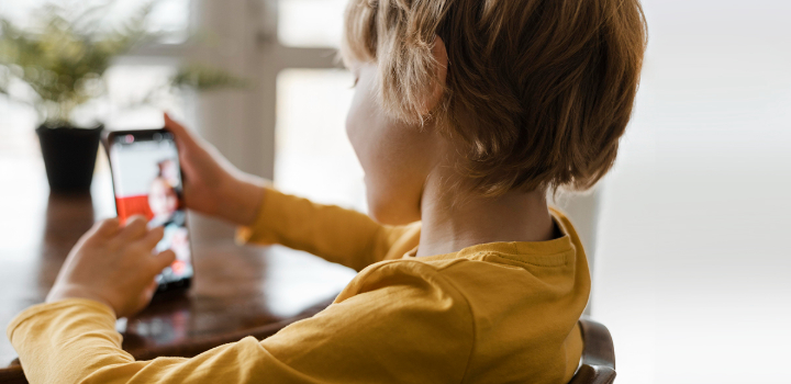 Projeto de Lei 2.628/2022, conhecido como ECA Digital, estabelece regras para proteger crianças e adolescentes nas redes sociais, incluindo verificação de idade, supervisão parental e restrições à publicidade direcionada.