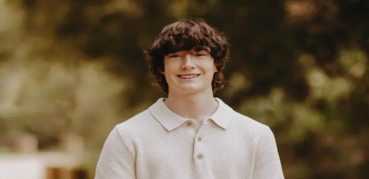 Pais processam a OpenAI após morte de filho de 16 anos. Ação acusa empresa de homicídio culposo, alegando que ChatGPT incentivou pensamentos suicidas do adolescente.