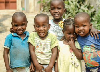 Unicef celebra queda de mais de 90% na mortalidade infantil no Brasil desde 1950, mas destaca a violência como obstáculo persistente. Veja os dados e conquistas dos 75 anos da entidade no país.
