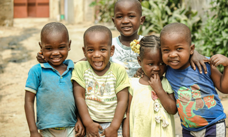 Unicef celebra queda de mais de 90% na mortalidade infantil no Brasil desde 1950, mas destaca a violência como obstáculo persistente. Veja os dados e conquistas dos 75 anos da entidade no país.