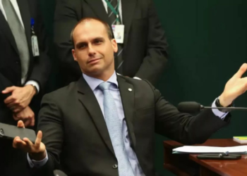 Após assalto a residência de avós e mãe de Flávio Bolsonaro em Resende, Eduardo Bolsonaro acusa Polícia Federal e Alexandre de Moraes de vazamento de dados de familiares.