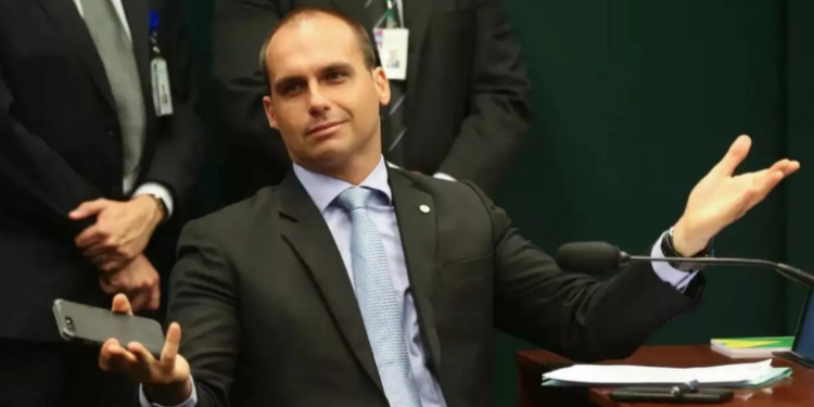 Após assalto a residência de avós e mãe de Flávio Bolsonaro em Resende, Eduardo Bolsonaro acusa Polícia Federal e Alexandre de Moraes de vazamento de dados de familiares.