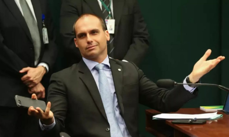Após assalto a residência de avós e mãe de Flávio Bolsonaro em Resende, Eduardo Bolsonaro acusa Polícia Federal e Alexandre de Moraes de vazamento de dados de familiares.