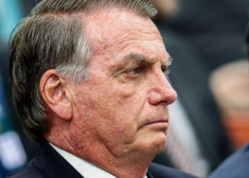 A Polícia Federal localizou pen drive com arquivos da Medicalfix na casa de Jair Bolsonaro. Perícia concluiu que material não estava relacionado ao indiciamento do ex-presidente e de Eduardo Bolsonaro.