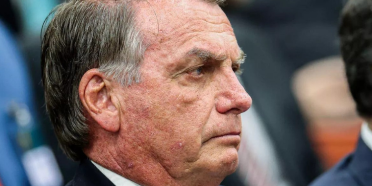 A Polícia Federal localizou pen drive com arquivos da Medicalfix na casa de Jair Bolsonaro. Perícia concluiu que material não estava relacionado ao indiciamento do ex-presidente e de Eduardo Bolsonaro.