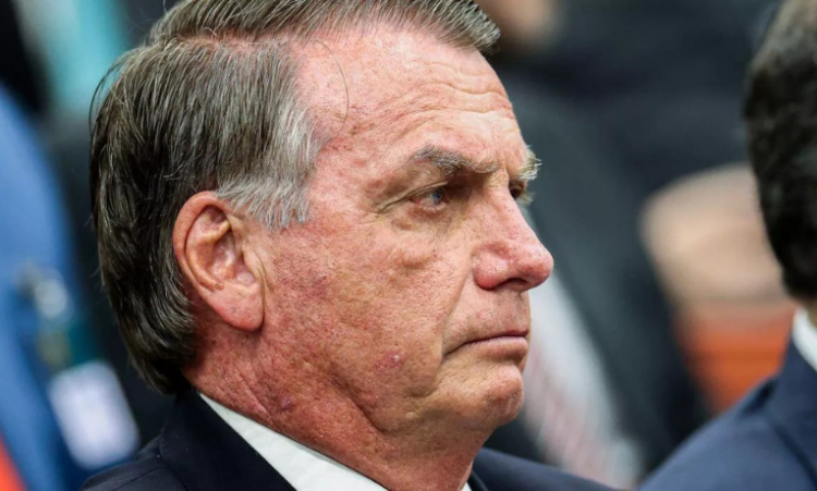 A Polícia Federal localizou pen drive com arquivos da Medicalfix na casa de Jair Bolsonaro. Perícia concluiu que material não estava relacionado ao indiciamento do ex-presidente e de Eduardo Bolsonaro.