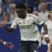 Vini Jr. entra, ajuda Mbappé e marca em goleada do Real Madrid sobre Oviedo