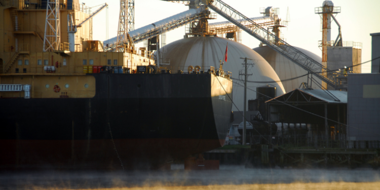 Com quatro fábricas no Paraná, Bahia, Sergipe e Mato Grosso do Sul, Petrobras quer aumentar produção nacional e fortalecer o agronegócio brasileiro até 2028.