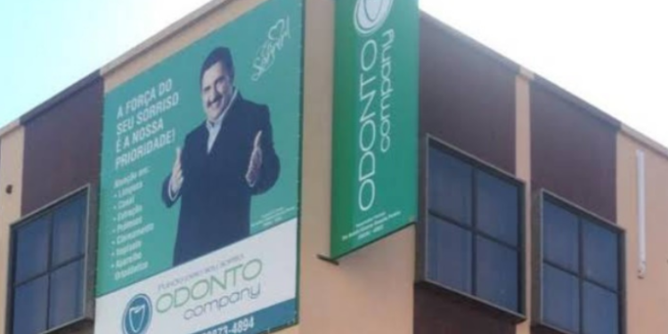 Ministério Público do RJ processa clínica odontológica de Macaé por funcionamento irregular, uso de produtos vencidos e abandono de tratamentos, com pedido de bloqueio de bens dos sócios.