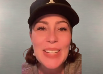 Carla Zambelli passa mal ao chegar à audiência de extradição na Itália. Deputada foi condenada pelo STF por invasão ao CNJ e está detida em Roma.