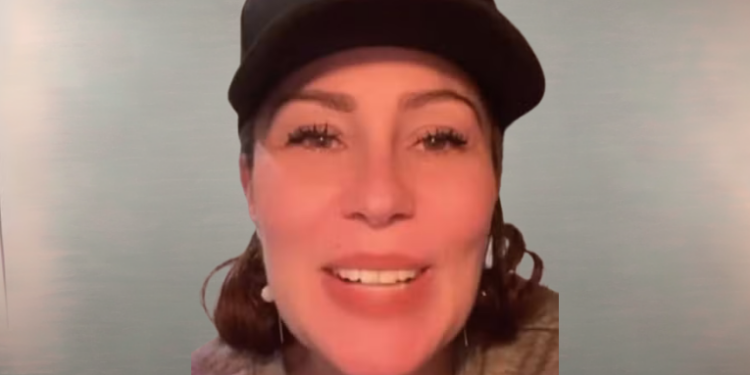Carla Zambelli passa mal ao chegar à audiência de extradição na Itália. Deputada foi condenada pelo STF por invasão ao CNJ e está detida em Roma.