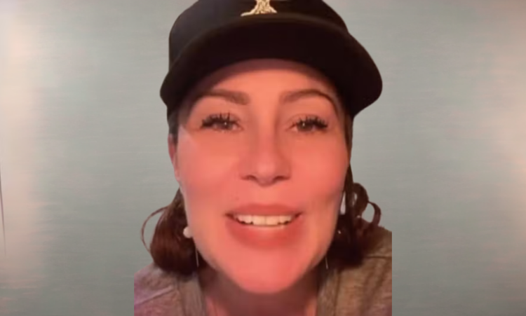 Carla Zambelli passa mal ao chegar à audiência de extradição na Itália. Deputada foi condenada pelo STF por invasão ao CNJ e está detida em Roma.