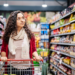 Produtos na altura dos olhos no supermercado tendem a ser mais caros. Entenda a estratégia usada por lojas e saiba como economizar na próxima compra.