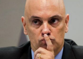Alexandre de Moraes diz ao Washington Post que não recuará em investigações sobre suposta trama golpista. Entrevista revela postura firme e repercussão global de suas decisões.