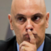 Alexandre de Moraes diz ao Washington Post que não recuará em investigações sobre suposta trama golpista. Entrevista revela postura firme e repercussão global de suas decisões.