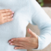 Nova lei amplia o direito à reconstrução mamária a todas as mulheres com mutilações, independentemente da causa. Cirurgias passam a ser obrigatórias pelo SUS e planos de saúde.