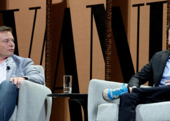 Elon Musk entrou com processo contra Apple e OpenAI por supostas práticas anticompetitivas na App Store. Saiba os detalhes da acusação e a resposta das empresas.