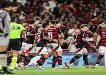 O Flamengo goleou o Vitória por 8 a 0 no Maracanã, registrando a maior vitória da era dos pontos corridos do Brasileirão. Com gols de Pedro (3), Lino (2), Arrascaeta, Luiz Araújo e Bruno Henrique, o time de Filipe Luís mantém a liderança com 46 pontos.