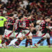 O Flamengo goleou o Vitória por 8 a 0 no Maracanã, registrando a maior vitória da era dos pontos corridos do Brasileirão. Com gols de Pedro (3), Lino (2), Arrascaeta, Luiz Araújo e Bruno Henrique, o time de Filipe Luís mantém a liderança com 46 pontos.