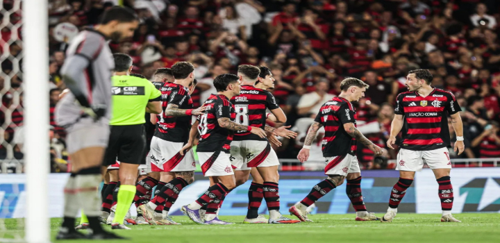 O Flamengo goleou o Vitória por 8 a 0 no Maracanã, registrando a maior vitória da era dos pontos corridos do Brasileirão. Com gols de Pedro (3), Lino (2), Arrascaeta, Luiz Araújo e Bruno Henrique, o time de Filipe Luís mantém a liderança com 46 pontos.
