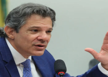 Fernando Haddad desafia ex-ministros da Fazenda para debate público sobre contas do governo federal e destaca redução do déficit durante sua gestão antes de deixar o cargo.