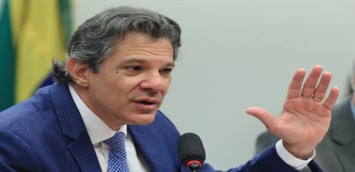 Fernando Haddad desafia ex-ministros da Fazenda para debate público sobre contas do governo federal e destaca redução do déficit durante sua gestão antes de deixar o cargo.