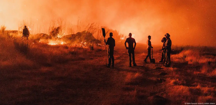 A Espanha enfrenta uma onda de calor histórica que já provocou mais de 1.100 mortes e incêndios florestais recordes, com graves impactos ambientais e sociais em toda a Península Ibérica.