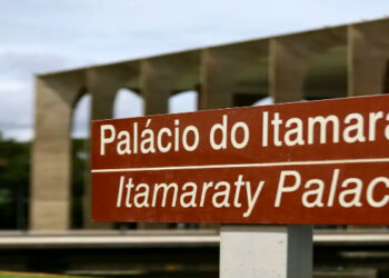 Itamaraty reage a declarações de porta-voz de Trump sobre uso de força militar contra o Brasil. Governo brasileiro defende soberania e condena interferência externa no julgamento de Bolsonaro.