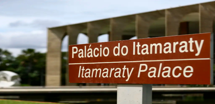 Itamaraty reage a declarações de porta-voz de Trump sobre uso de força militar contra o Brasil. Governo brasileiro defende soberania e condena interferência externa no julgamento de Bolsonaro.