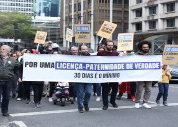 Pais, mães e crianças participaram de atos em quatro capitais brasileiras pedindo que a licença-paternidade passe de 5 para 30 dias, em defesa da parentalidade ativa.