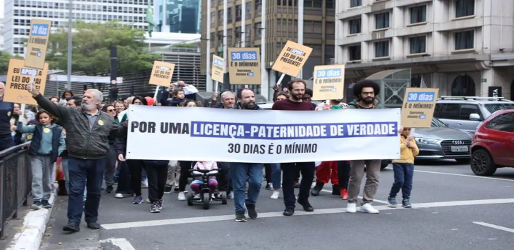 Pais, mães e crianças participaram de atos em quatro capitais brasileiras pedindo que a licença-paternidade passe de 5 para 30 dias, em defesa da parentalidade ativa.