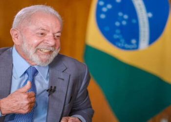Em entrevista, Lula diz que os EUA demonstram “ciúme” do protagonismo do Brasil no BRICS, critica protecionismo e volta a defender criação de moeda comum do bloco para reduzir dependência do dólar.