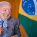 Em entrevista, Lula diz que os EUA demonstram “ciúme” do protagonismo do Brasil no BRICS, critica protecionismo e volta a defender criação de moeda comum do bloco para reduzir dependência do dólar.